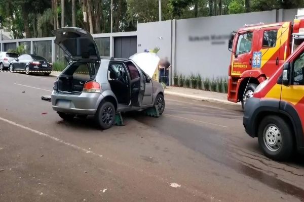 Jovem de 22 anos fica encarcerada após forte colisão no Bairro Neva em Cascavel
