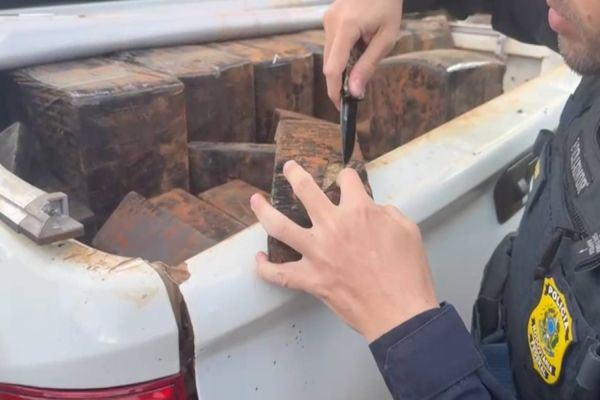 PRF apreende quase três toneladas de maconha no Paraná