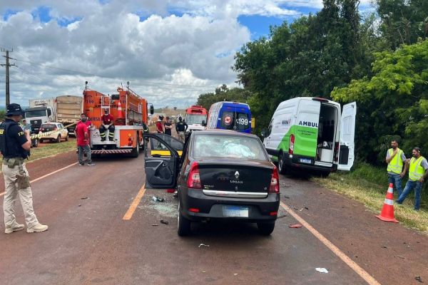 Colisão frontal entre viatura da PRF e automóvel deixa feridos na BR-369 em Ubiratã