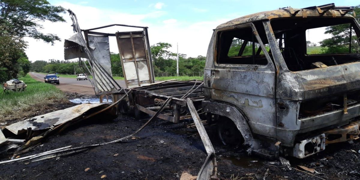 Incêndio em caminhão carregado com fogos de artifício interdita BR-272 em Goioerê
