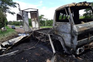 Imagem referente à notícia: Incêndio em caminhão carregado com fogos de artifício interdita BR-272 em Goioerê