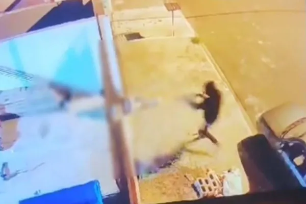 Foto relacionada a notícia: Imagens fortes: Câmera registra o momento em que Jair Livina é morto no Bairro Interlagos