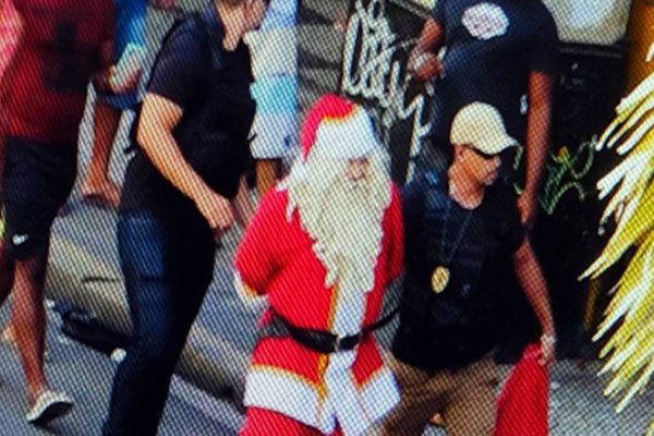 ‘Não tá fácil pra ninguém’ vídeo de papai noel sendo preso viraliza na internet; Entenda o caso