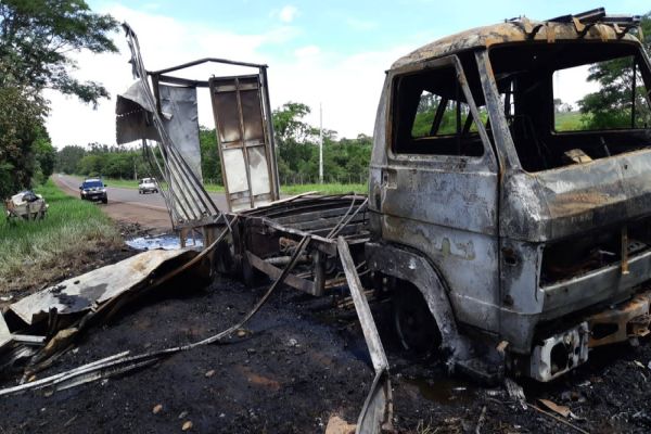Incêndio em caminhão carregado com fogos de artifício interdita BR-272 em Goioerê