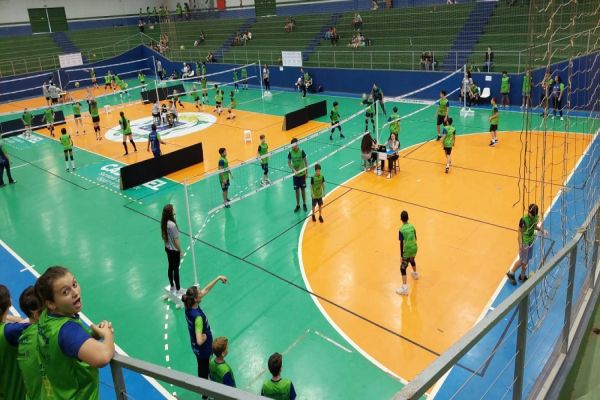 Copa Mini Vôlei inicia com grande participação e animação em Cascavel