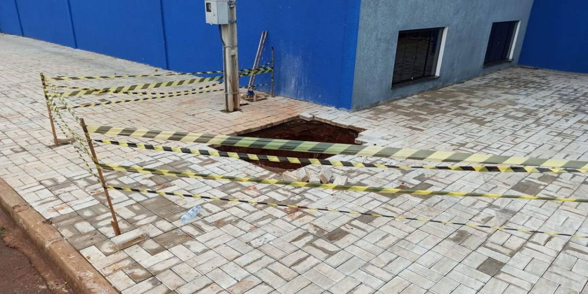 Idosa e bisneto são resgatados após queda em buraco na Rua Pedrini Primo Begin, em Toledo