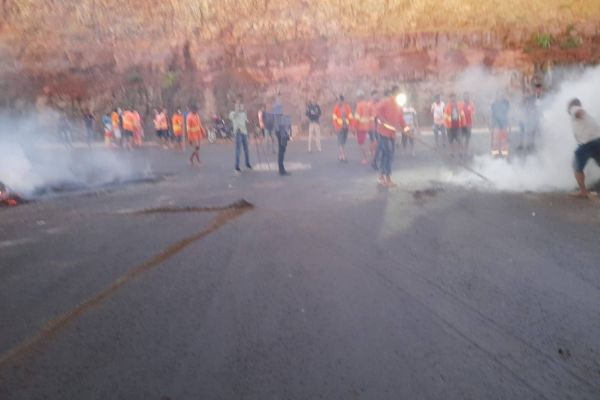 Imagem referente a notícia: Manifestação de trabalhadores Interdita BR 376 em Jandaia do Sul por falta de pagamento