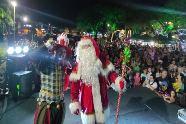 Corbélia recebe o Papai Noel em desfile encantador e inicia celebrações natalinas