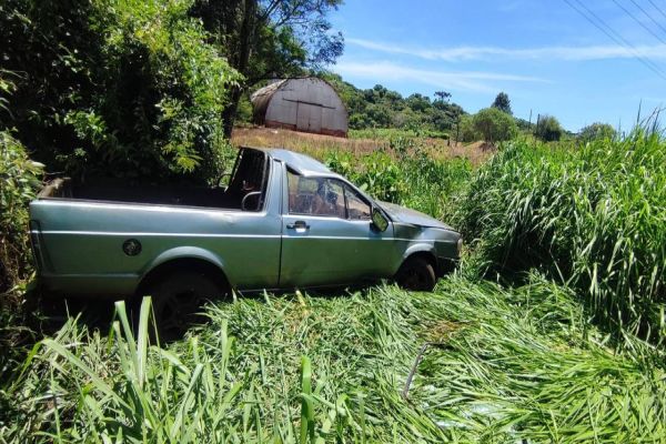 Idoso fica ferido em capotamento na PR-180, próximo a Rio do Salto, em Cascavel