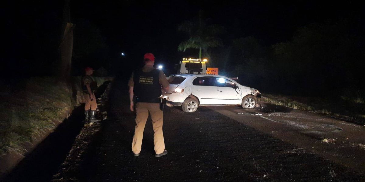 Carro colide violentamente contra barranco na PR-471 em Três Barras do Paraná