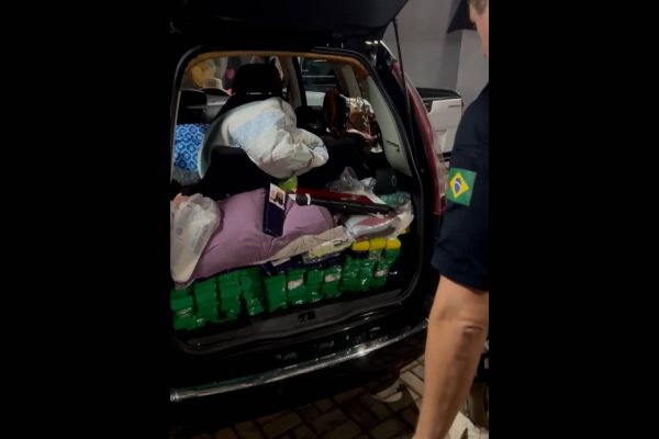 PRF realiza apreensão de 231 quilos de maconha em automóvel na BR-277