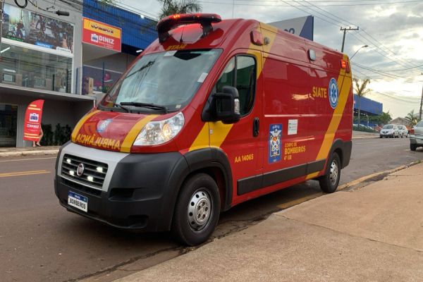 Motociclista de 23 anos fica ferido após colisão na Rua Europa no Bairro Periolo em Cascavel