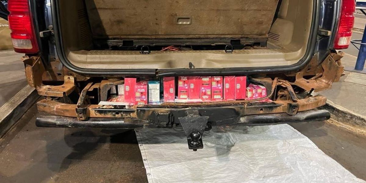 Receita Federal apreende carga de cigarros eletrônicos em fundo falso de veículo na Ponte da Amizade
