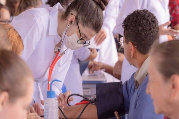 Universidades levam ações culturais e atendimento ao público ao Verão Maior Paraná