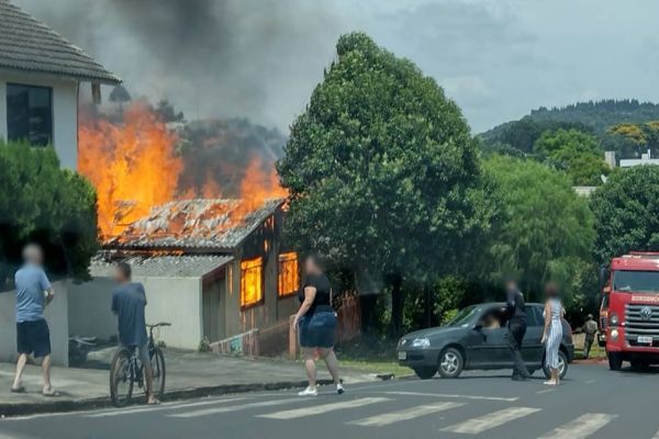 Incêndio em residência mobiliza bombeiros em Coronel Vivida