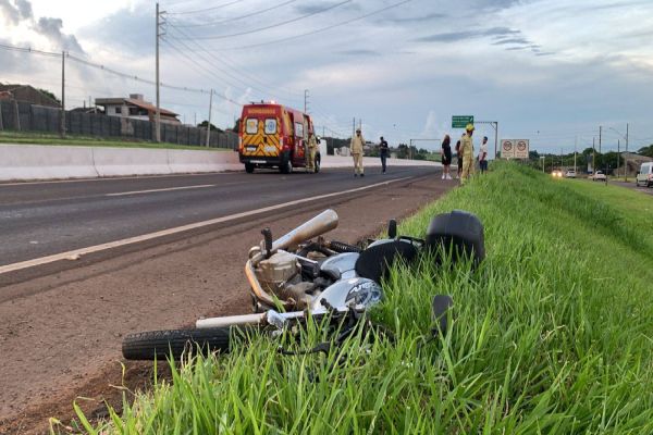 Motociclista colide na traseira de automóvel que desviava de animal morto na PRc-467 em Cascavel