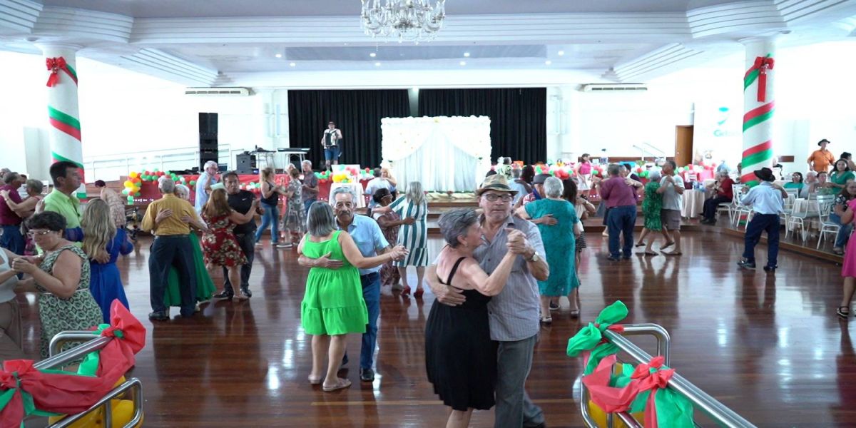 Idosos têm tarde de confraternização e recebem visita do Papai Noel