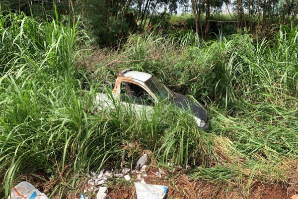 Caixa de plástico cai no meio da BR-467 e carro ao tentar desviar sofre acidente em Cascavel
