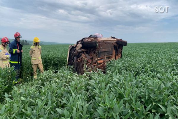 Homem morre e mulher fica em estado grave após capotamento na PR-486, em Cascavel