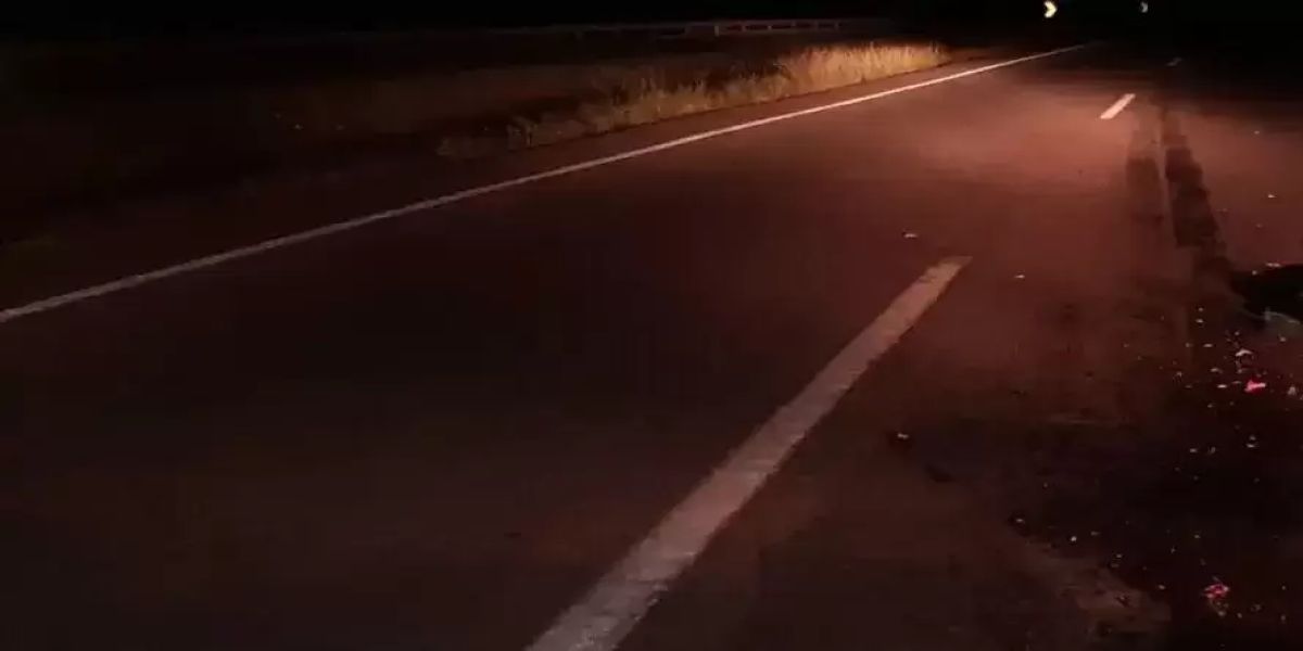 Motociclista empina moto, passageira cai e morre atropelada por ônibus na BR-262