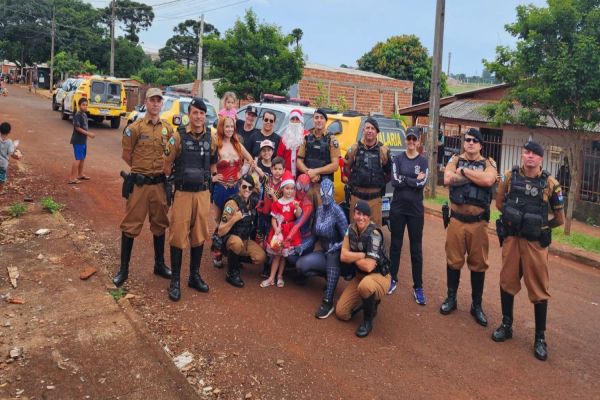 Imagem referente a notícia: Policiais da Cavalaria espalham alegria natalina com doações para crianças carentes em Cascavel