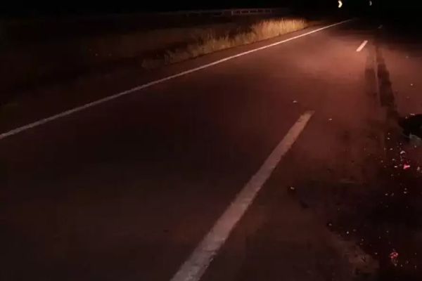 Motociclista empina moto, passageira cai e morre atropelada por ônibus na BR-262