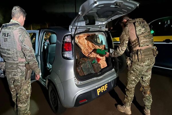 Motorista de aplicativo é preso transportando 137 kg de maconha na BR-277 em Cascavel