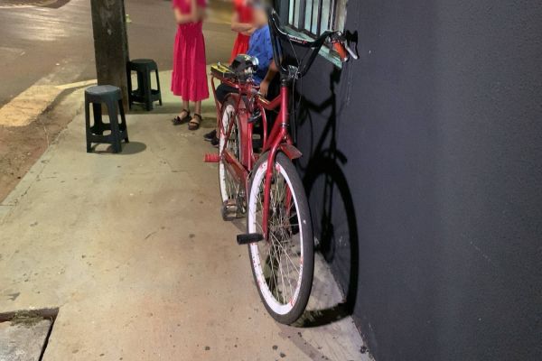 Ciclista de 23 anos fica ferido em forte colisão com automóvel na Rua Ipanema no Bairro Bela Vista