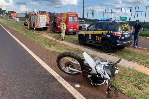 Jovem fica em estado grave em colisão de trânsito entre moto e S10 na BR-277, em Cascavel
