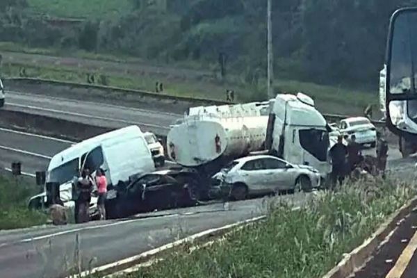 Caminhão, van e quatro carros se envolvem em acidente no norte do Paraná