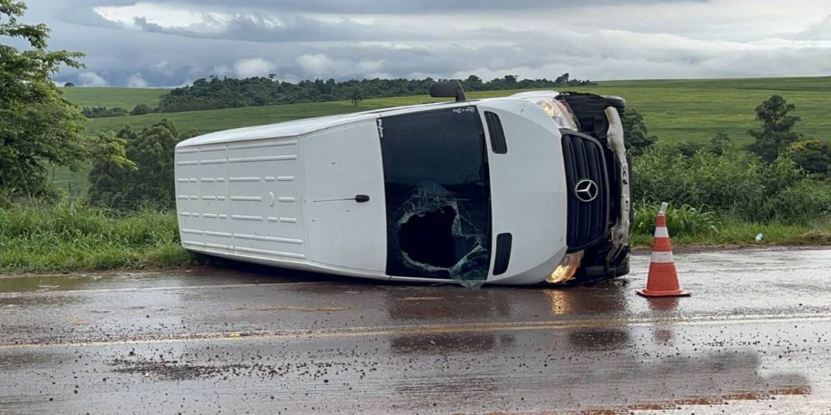 Van tomba após aquaplanagem na BR-369 em Ouro Verde do Piquiri