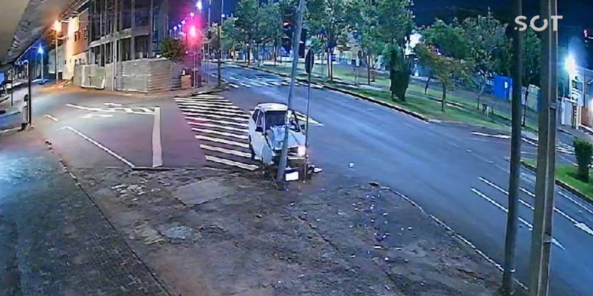 Câmera de segurança registra Gol passando reto em curva e atingindo semáforo na Av. Tancredo Neves