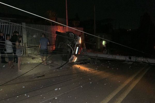 Imagem referente a notícia: Capotamento de Audi A4 deixa sem energia o Bairro 14 de Novembro em Cascavel