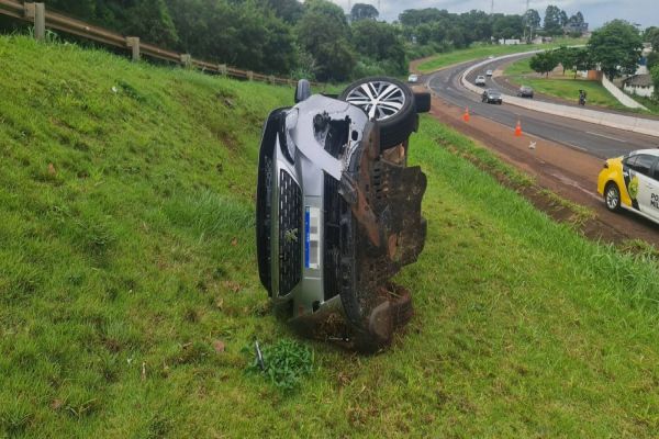 Peugeot 5008 sai da pista e colide em barranco na PRC-467 em Cascavel