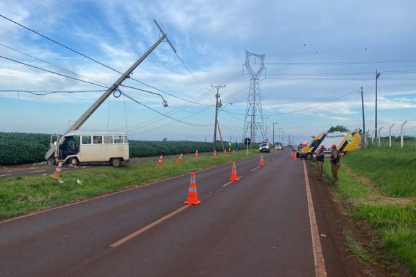 Carro colide contra poste e deixa condutor gravemente ferido na PR-874 em Santa Terezinha de Itaipu