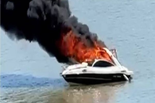 Incêndio destrói lancha em usina de Salto Caxias; Proprietário escapa ileso