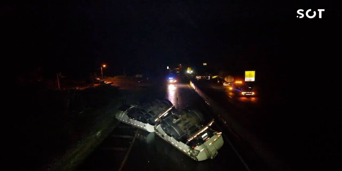 Caminhão carregado com 37 toneladas de óleo vegetal tomba e interdita a BR-277 no litoral do Paraná