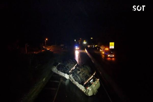 Caminhão carregado com 37 toneladas de óleo vegetal tomba e interdita a BR-277 no litoral do Paraná