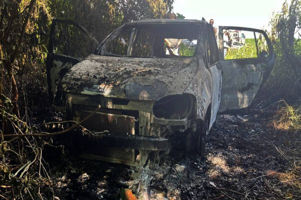 Carro utilizado em homicídio é encontrado queimado na Estrada Chaparral, em Cascavel
