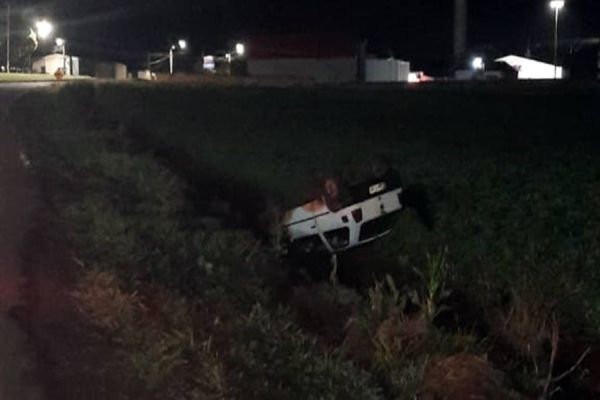 Duas pessoas ficam feridas em capotamento na PR-239 em Nova Aurora