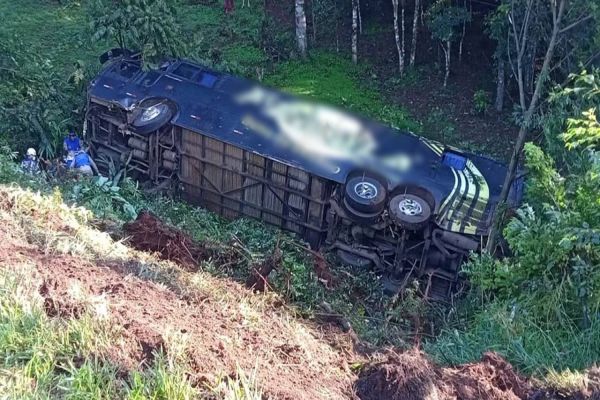 Ônibus de banda tomba, cai em barranco e deixa três feridos na PR-280 no sudoeste do Paraná