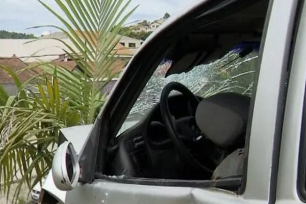 Adolescente de 13 anos morre atropelado e prensado contra poste