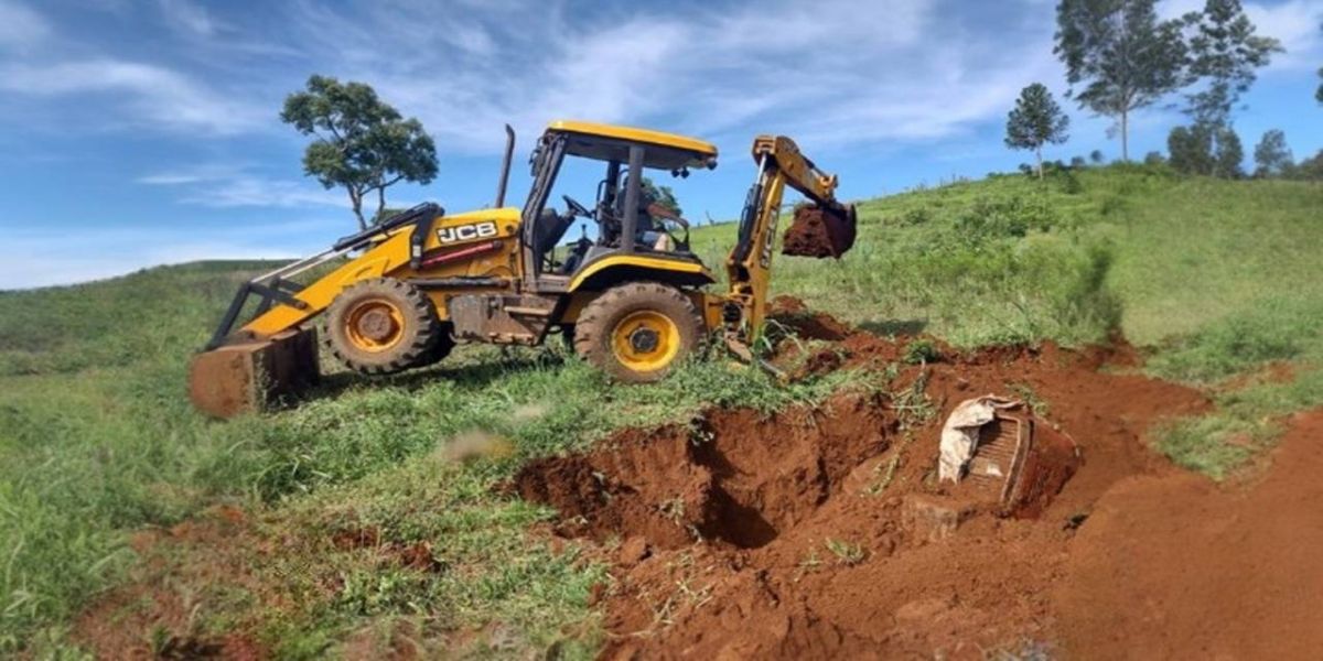 Polícia Militar da Patrulha Rural recupera trator furtado enterrado em Campina do Simão