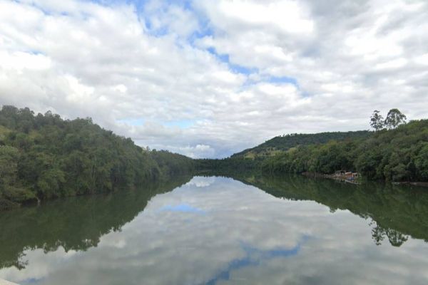 Jovem desaparece no Rio Adelaide após ato heroico de salvamento em Três Barras do Paraná
