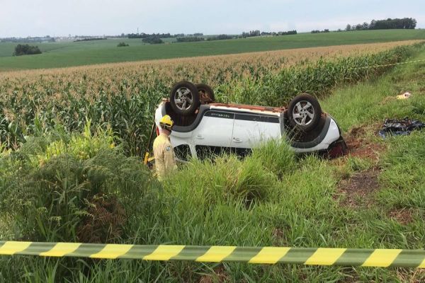 Mulher morre em capotamento na PR-486, em Cascavel