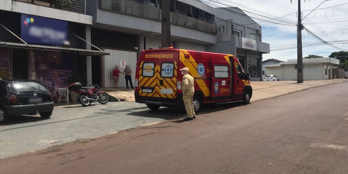 Motociclista fica ferida em colisão de trânsito no Bairro Brasília, em Cascavel
