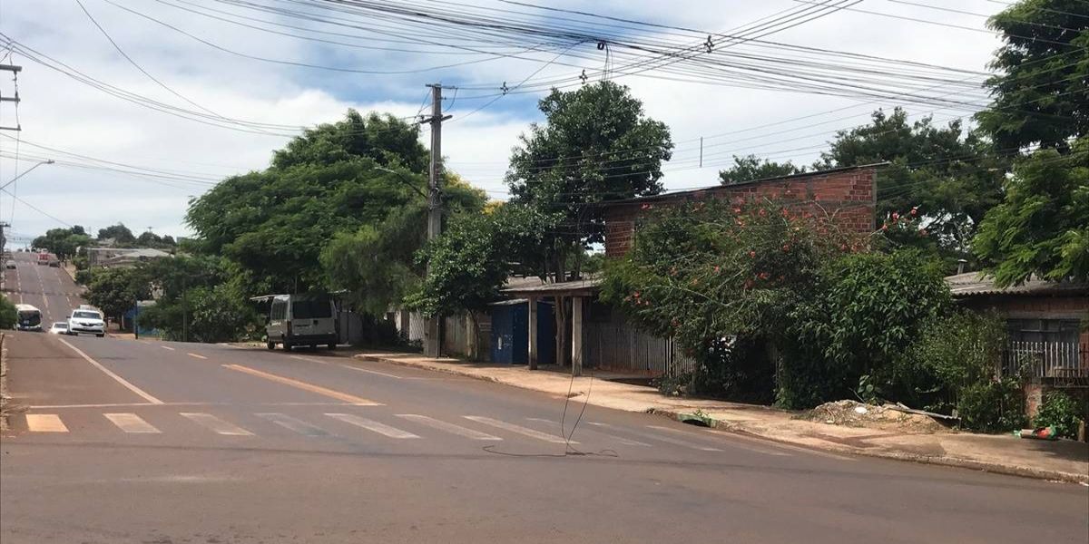 Cabos de energia soltos na Rua Ipanema, causa preocupação a moradores