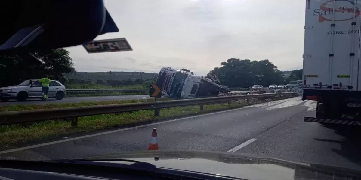 Caminhão carregado com produtos corrosivo tomba e duas pessoas ficam feridas na BR-376