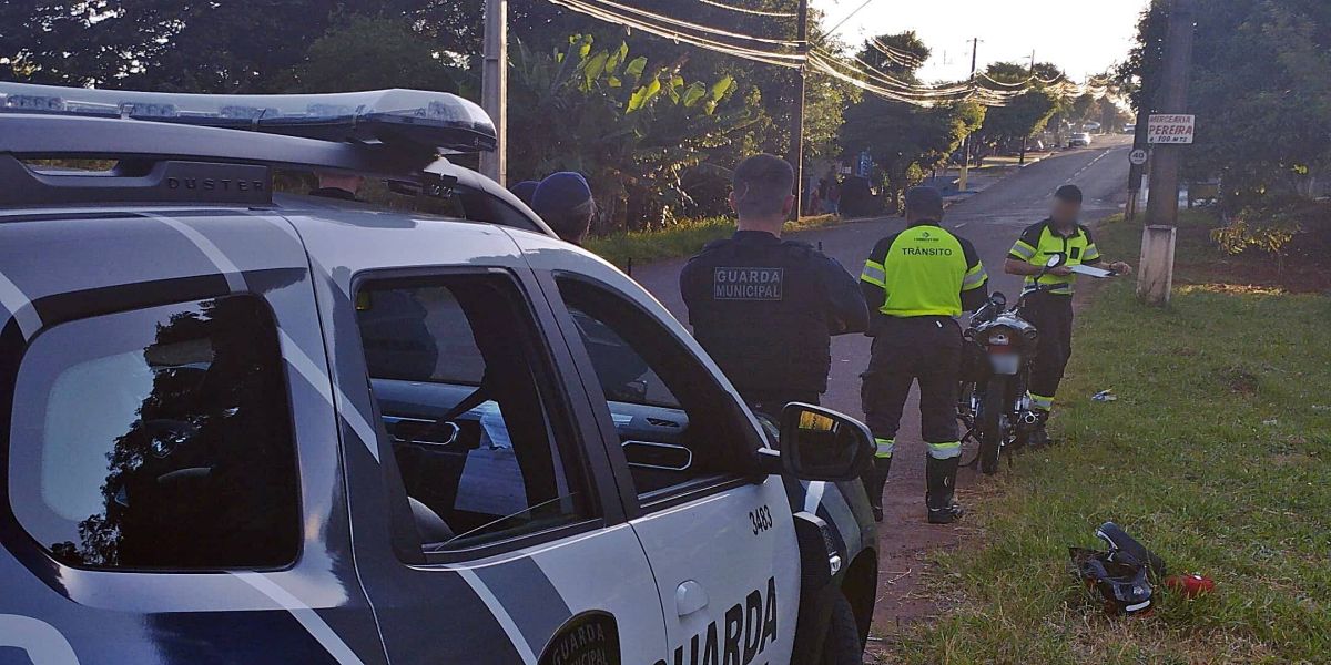 Jovem é preso após empinar moto na frente da Guarda Municipal no Bairro Turisparque em Cascavel
