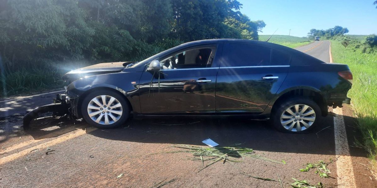 Condutor sofre ferimentos graves após colisão contra barranco na PR-495 em Serranópolis do Iguaçu